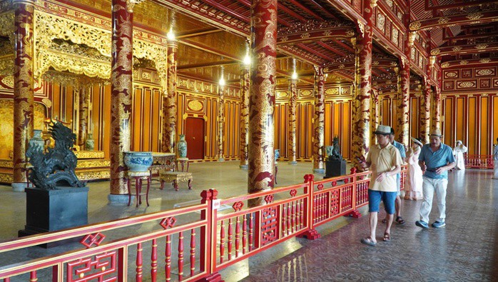 Du khách tham quan điện Thái Hoà.