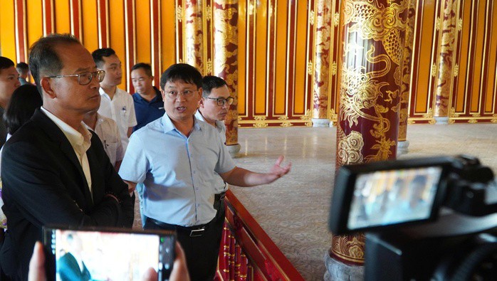 Ông Nguyễn Thanh Bình tại buổi kiểm tra sau vụ ngai vua triều Nguyễn bị xâm hại.