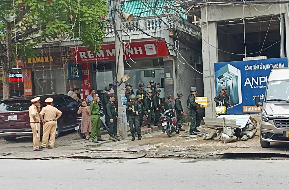 Đến khoảng 15g55 chiều ngày 26-5, quá trình khám xét tại một ngôi nhà trên phố Trường Thi, phường Điện Biên, TP. Thanh Hóa kết thúc.