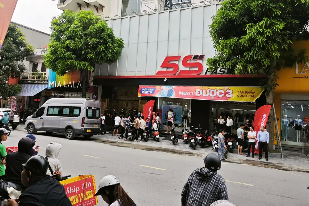 Sáng ngày 26-5, lực lượng thuộc Bộ Công an đã thực hiện khám xét đồng loạt nhiều ngôi nhà liên quan đến một "đại ca" ở Thanh Hóa.