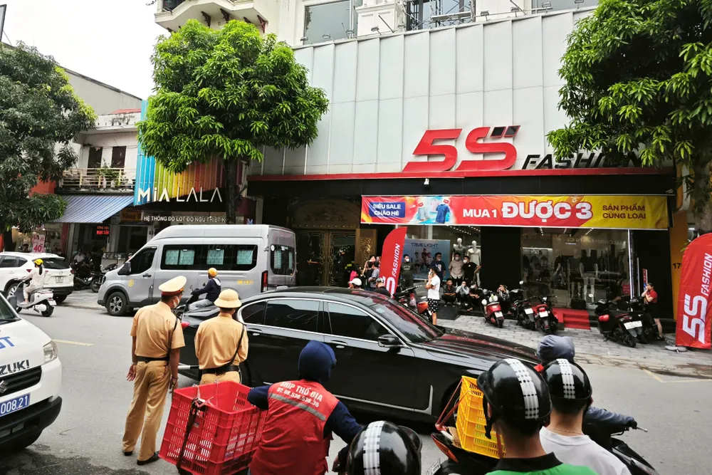 Trong khi đó, lực lượng cảnh sát giao thông cũng được tăng cường để điều tiết giao thông trên tuyến phố Lê Hoàn.