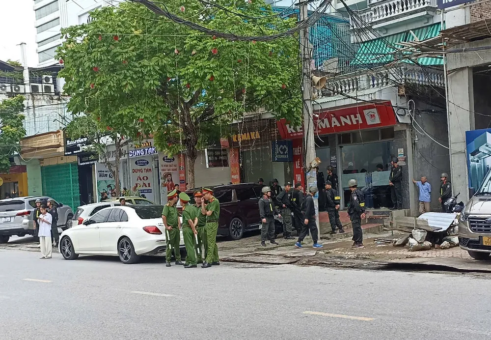 Cùng thời điểm, lực lượng chức năng cũng thực hiện việc khám xét nhà trên đường Trường Thi, phường Điện Biên, TP Thanh Hóa.