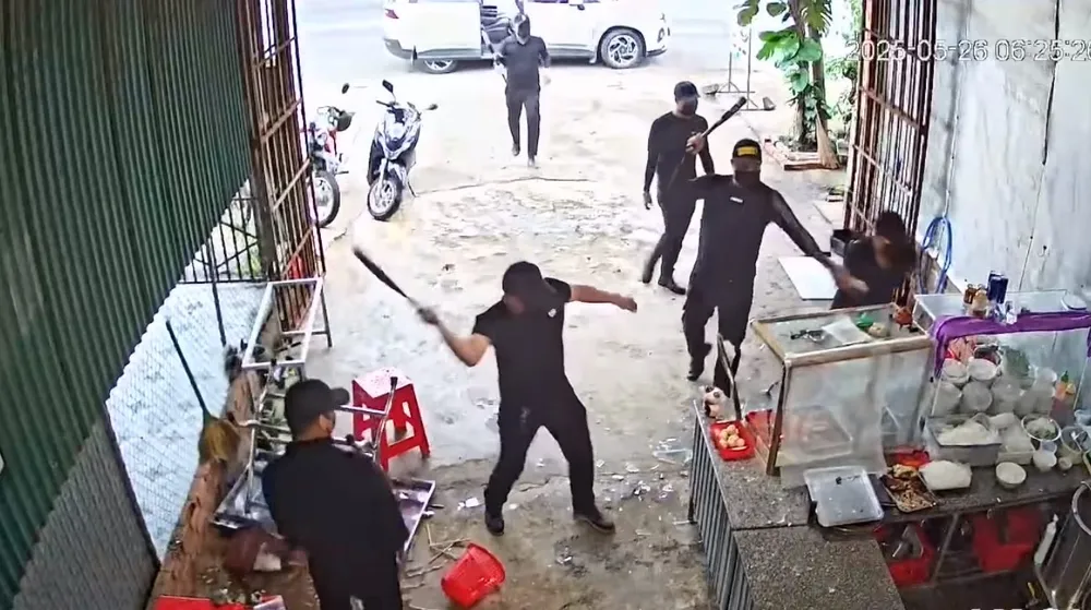 Nhóm người áo đen đập phá quán phở. Ảnh chụp màn hình