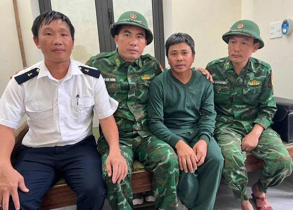 Ông Đỗ Sỹ Thường (Thuyền phó tàu Công Thành 07) là người đầu tiên được cứu sống. Ảnh: Hà Vũ