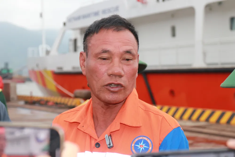 Ông Tạ Duy Tuyền (Máy trưởng tàu Công Thành 07) vẫn chưa thể tin rằng mình vừa may mắn thoát cửa tử. Ảnh: Hà Vũ