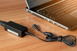 Điểm chung trên hầu hết bộ sạc laptop mà ít người để ý