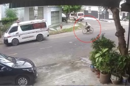 Clip: Lao như tên bắn, nam thanh niên đi xe đạp tông thẳng vào đuôi ô tô