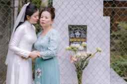 Cô dâu Vĩnh Long chụp ảnh bên ngôi mộ, phía sau là chuyện thắt lòng