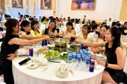 Tin tức trong ngày - Một công ty ở Thanh Hóa chi 5,2 tỉ đồng mời cơm tri ân công nhân ở nhà hàng hạng sang