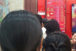 Giá vàng chiều 26/5: Lao dốc không phanh, tiệm vàng xả hàng, bất ngờ lượng khách đến mua bán
