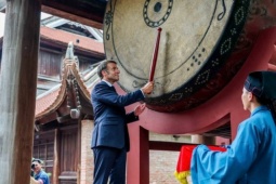 Tin tức trong ngày - Tổng thống Pháp Macron thực hiện nghi lễ đánh trống Sấm ở Văn Miếu - Quốc Tử Giám