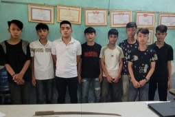 8 thanh niên vô cớ chém người đi đường