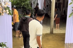 Video khách bì bõm lội nước đi ăn cưới ở Hà Tĩnh gây sốt mạng xã hội