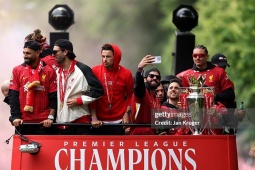 Liverpool rước cúp vô địch Ngoại hạng Anh hoành tráng,  " biển người "  phủ đỏ đường phố