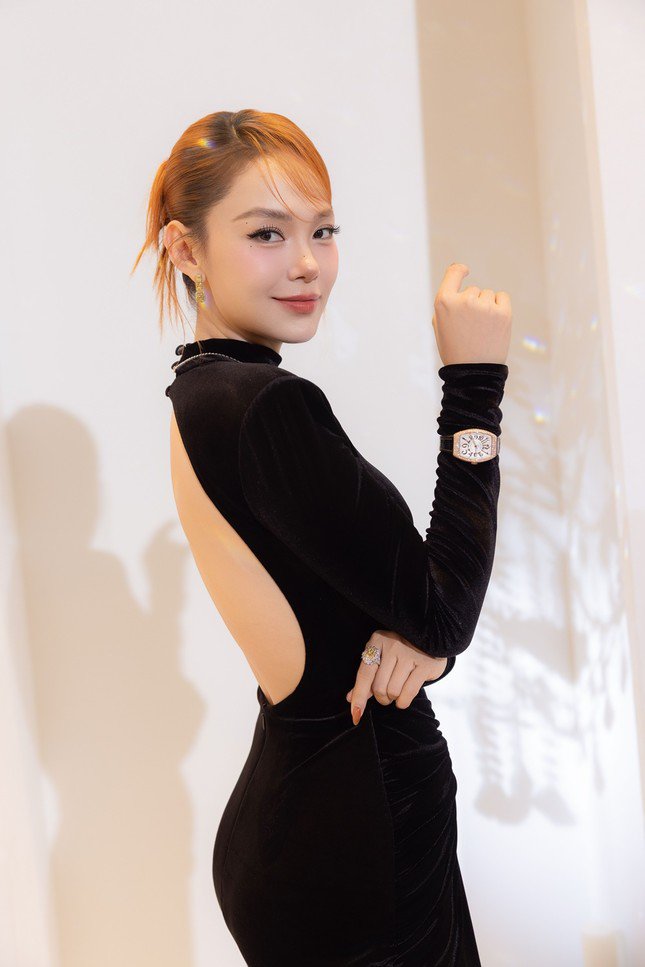 Khả Ngân lạ lẫm với tóc vàng, Pháp Kiều lên đồ cầu kỳ đi xem show thời trang - 8