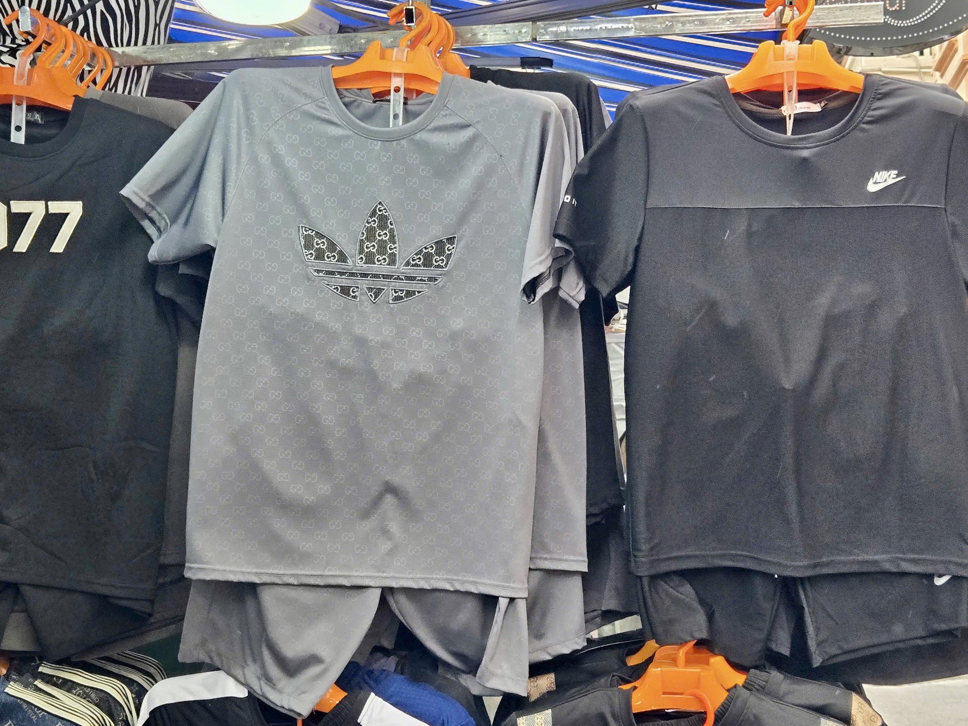 Bên trong khu chợ bán đồ gắn mác Dior, Gucci, Adidas giá vài chục nghìn đồng - 16