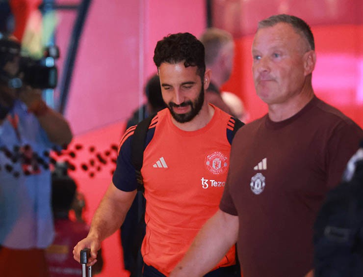 Dàn sao MU đã đến Malaysia, sẵn sàng đối đầu thầy trò HLV Kim Sang Sik - 1