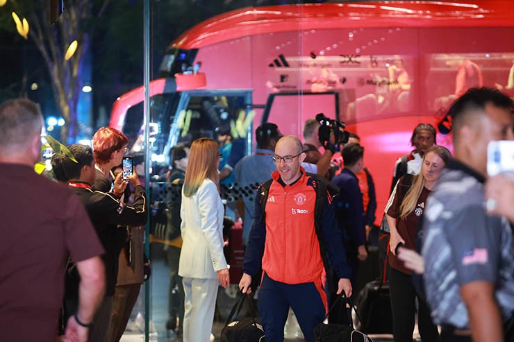 Dàn sao MU đã đến Malaysia, sẵn sàng đối đầu thầy trò HLV Kim Sang Sik - 12