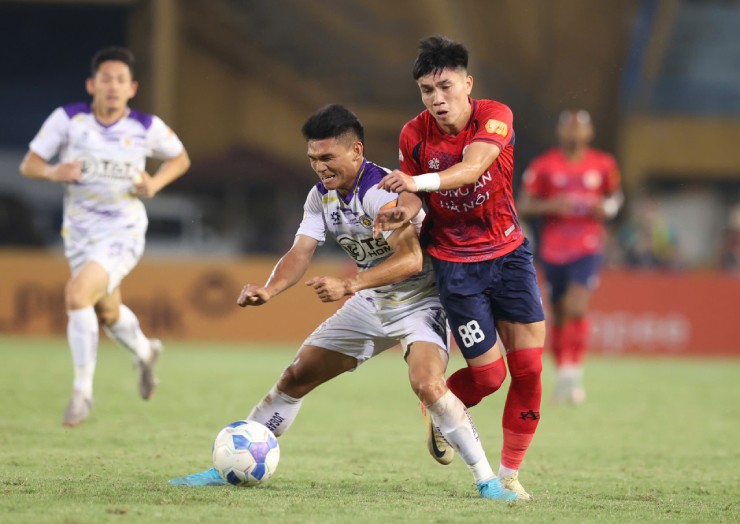 Xuân Mạnh (giày xanh) nhận thẻ đỏ phút 63, nhưng Hà Nội vẫn đứng vững và giành chiến thắng chung cuộc