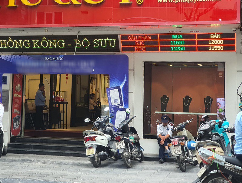 Người mua vàng buổi sáng đến chiều đã lỗ tới 4 triệu đồng/lượng do giá vàng giảm và chênh lệch mua bán lớn.