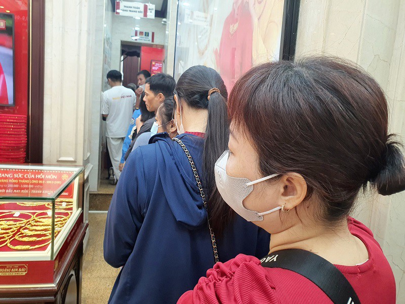 Người dân xếp hàng mua vàng tại một cửa hàng kinh doanh vàng trong sáng nay.