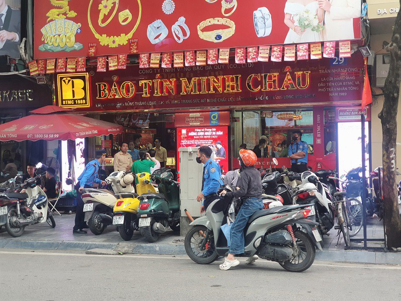 Chỉ sau khi mở cửa khoảng một giờ, cửa hàng này không còn cảnh xếp hàng dài bên ngoài như những ngày trước nữa.