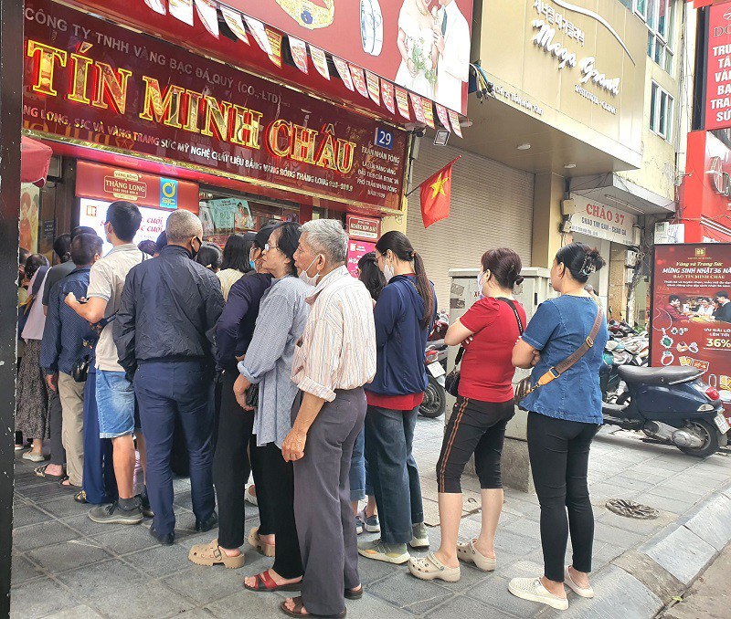 Trước giờ mở cửa giao dịch, chỉ có một vài cửa hàng trên phố vàng là đông khách xếp hàng chờ mua vàng, sau đó thưa vắng dần.