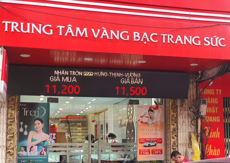 Giá vàng nhẫn và vàng miếng trong nước vẫn cao hơn giá vàng thế giới hàng chục triệu đồng/lượng.