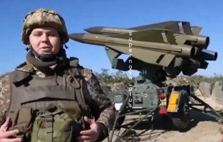 Binh sĩ Ukraine đứng bên cạnh một xe phóng tên lửa phòng không HAWK. Ảnh: Army Recognition.