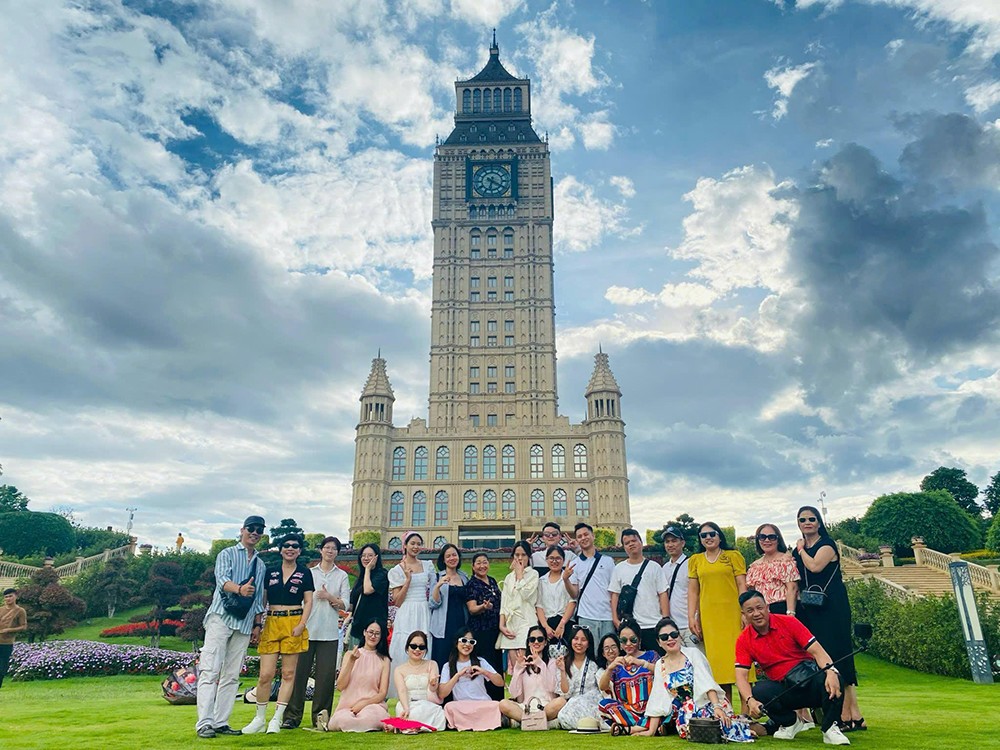 Du khách tham quan tại tour Châu Hồng Hà