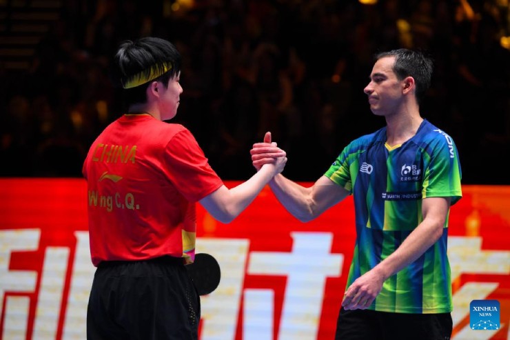 Calderano (áo xanh), nhà vô địch World Cup 2025 thúc thủ 1-4 trước&nbsp;Chuqin (áo đỏ) ở trận chung kết đơn bóng bàn thế giới 2025