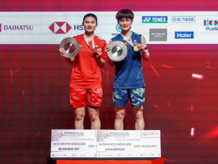 Wang Zhi Yi (bên phải), người hạ Thùy Linh (Việt Nam) ở tứ kết, đã giành chức vô địch đôi nữ cầu lông Malaysia Masters 2025