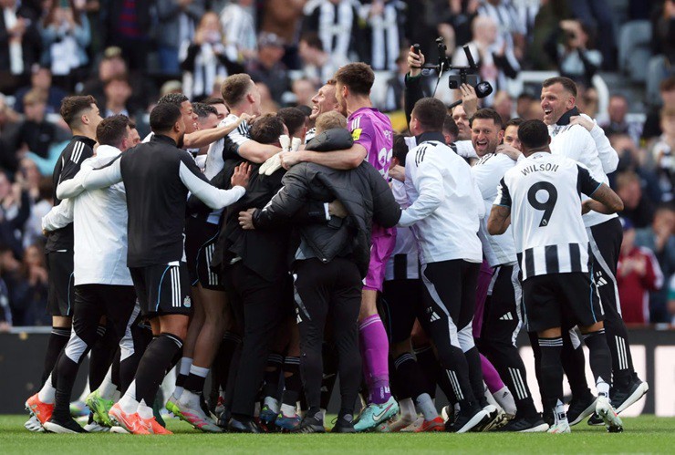 Các cầu thủ Newcastle ăn mừng sau khi nhận được tin xác nhận rằng&nbsp;họ cán đích ở vị trí thứ năm và chính thức giành vé dự Cúp C1