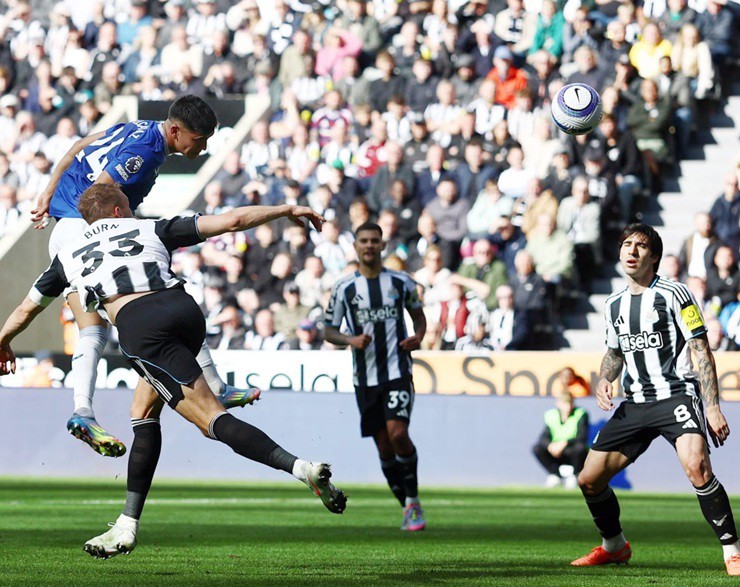 Alcaraz của Everton đánh đầu ghi bàn thắng duy nhất của trận đấu