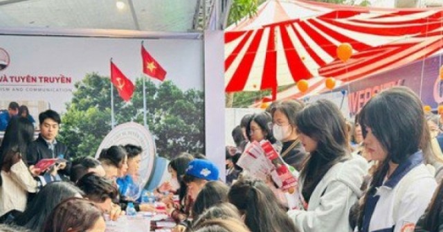 Trước "ma trận" thông tin tuyển sinh đại học: Đến tận trường để nghe tư vấn