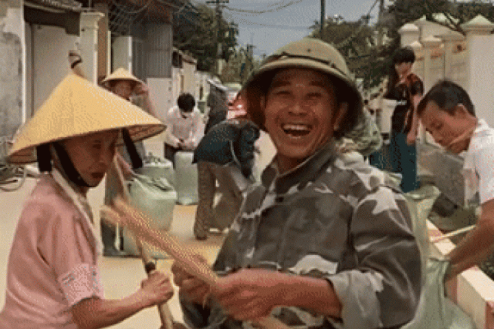Cả xóm ở Thanh Hóa cùng nhau  ' chạy lúa '  trước mưa khiến dân mạng ấm lòng