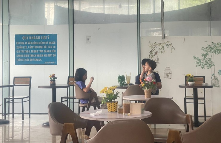 Các chủ xe vừa đi đăng kiểm vừa tận hưởng ngày nghỉ cùng gia đình
