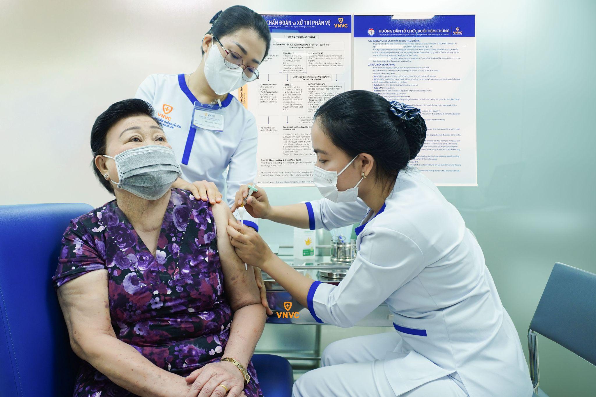 Người lớn tuổi tiêm vắc xin phế cầu 20 tại Trung tâm tiêm chủng VNVC sáng 26/5. Ảnh: Mộc Thảo
