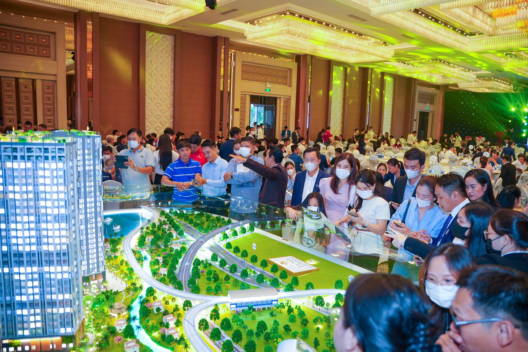Các chuyên viên kinh doanh tư vấn chuyên sâu về dự án và chính sách ưu đãi dành cho khách hàng tại sự kiện