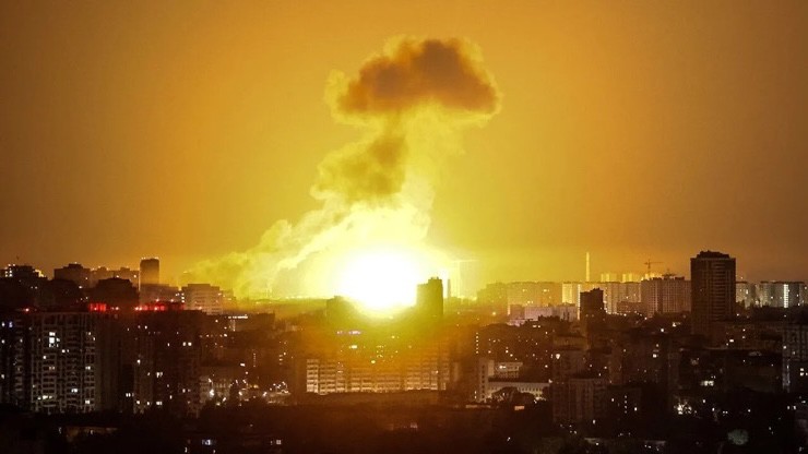 Nổ lớn ở Ukraine trong cuộc tập kích tầm xa của Nga. Ảnh: Reuters.
