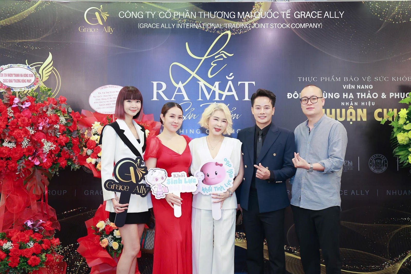 Siêu mẫu Hạ Vy, ca sĩ Bảo Trâm và Anh Quân Idol tới chúc mừng người chị thân thiết ra mắt sản phẩm