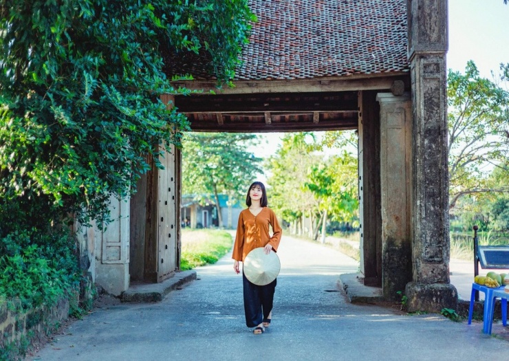 Du khách có thể đi về trong ngày, thuê xe đạp để dạo quanh làng, ghé thăm đình Mông Phụ, chùa Mía và thưởng thức những món ăn dân dã như chè lam, bánh tẻ, tương cổ truyền. Ảnh dulich