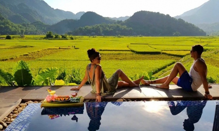 Xa hơn một chút, cách Hà Nội khoảng 140 km, Mai Châu (Hòa Bình) vẫn đủ gần để trở thành điểm đến cuối tuần. Những bản làng người Thái nằm giữa thung lũng, ruộng bậc thang và nhà sàn truyền thống tạo nên bức tranh yên bình và thi vị. Ảnh DuHy