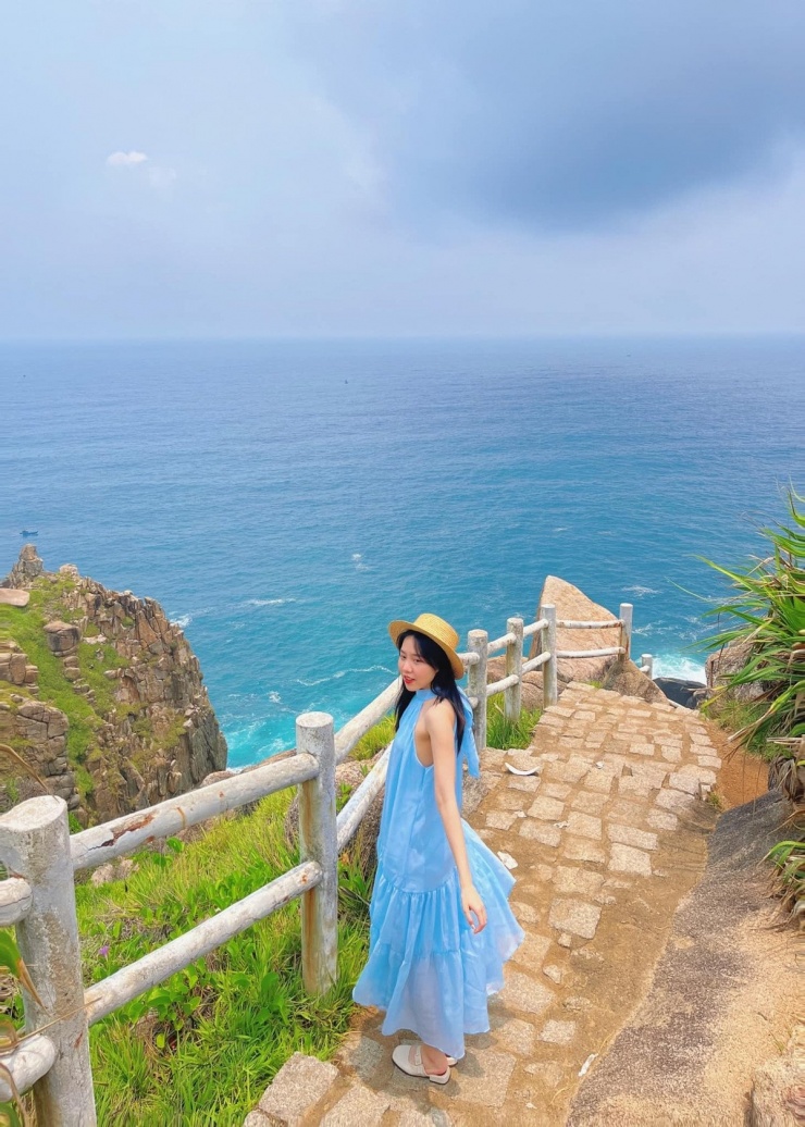 Quy Nhơn sở hữu nhiều địa danh nổi bật mà du khách không nên bỏ qua. Trong đó, Kỳ Co và Eo Gió là hai cái tên được nhắc đến nhiều nhất nơi biển xanh biếc kết hợp với những dãy núi đá dựng đứng tạo nên khung cảnh ngoạn mục. Ảnh dulichquynhon