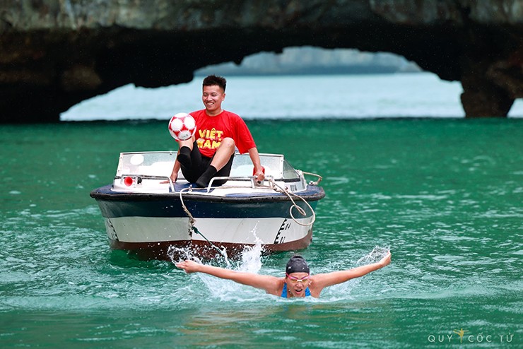 Kình ngư Ánh Viên lập kỷ lục có một không hai, vừa bơi biển vừa kéo thuyền độc lạ - 1