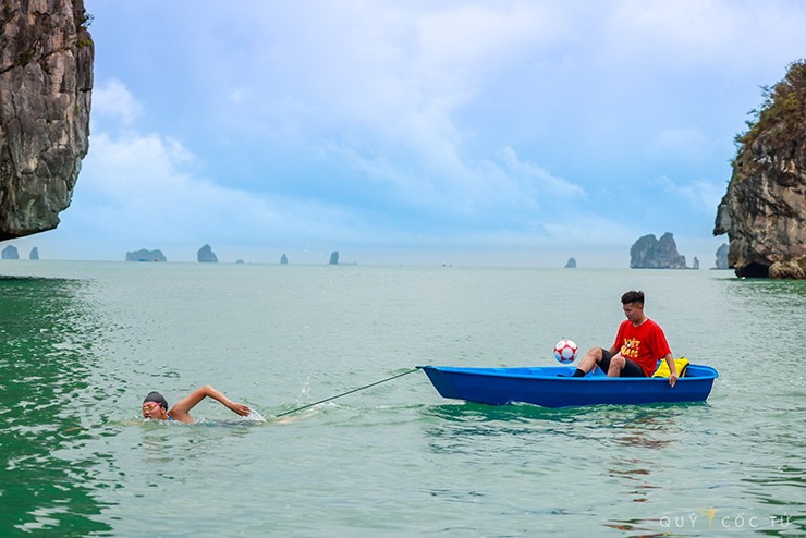 Ánh Viên thực hiện màn thử thách độc lạ