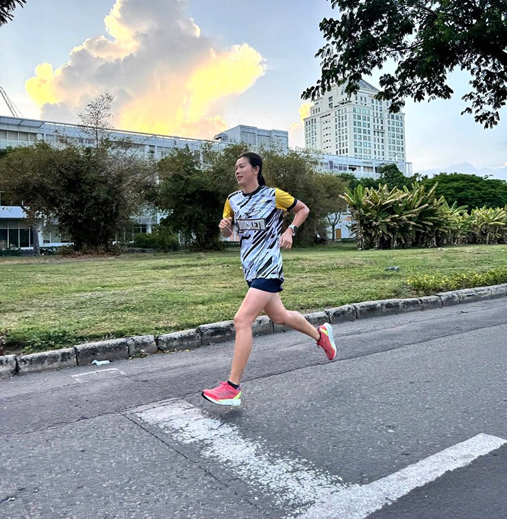 Cựu kình ngư quê Cần Thơ chia sẻ hình ảnh bơi biển, chạy bộ..., cô úp mở khả năng thi Ironman