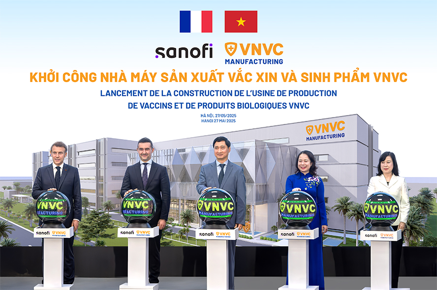 Tổng thống Pháp Emmanuel Macron cùng Phó Chủ tịch nước Võ Thị Ánh Xuân, Bộ trưởng Bộ Y tế Đào Hồng Lan, ông Burak Pekmezci và ông Ngô Chí Dũng bấm nút khởi công xây dựng Nhà máy Vắc xin và Sinh phẩm VNVC. Ảnh: Hải Nam