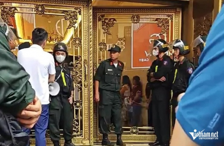 Lực lượng chức năng chốt chặn ở cửa ra vào căn nhà của Tuấn "thần đèn".