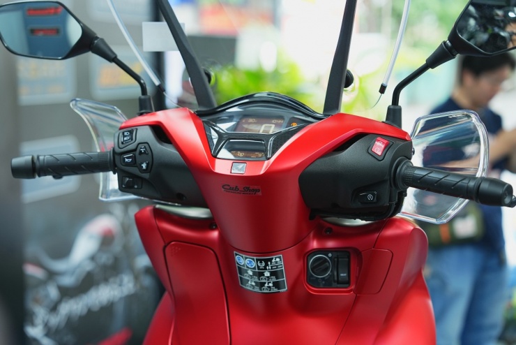 SH350i đi kèm những trang bị tiêu chuẩn như chìa khóa thông minh, đồng hồ tốc độ LCD.
